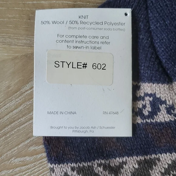 Earflap knit hat with tassels - Picture 5 of 6